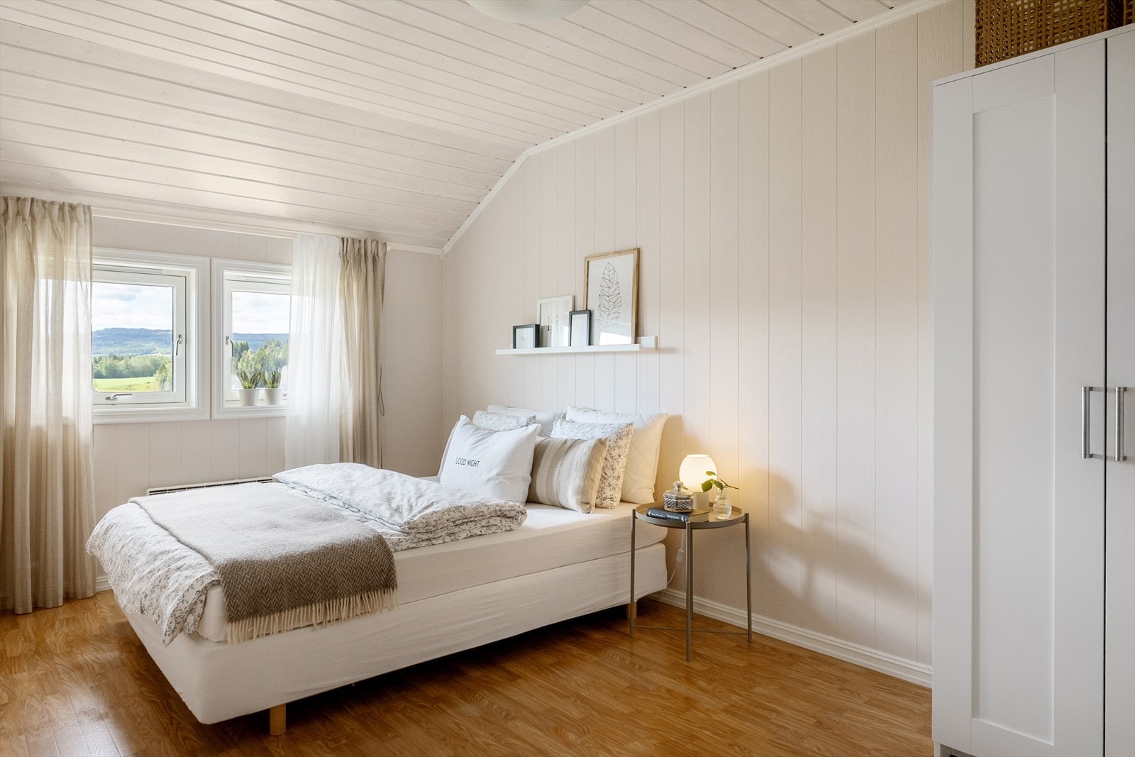 Boligen har 3 romslige soverom. Alle soverom ligger i 2. etasje. Galleribilde