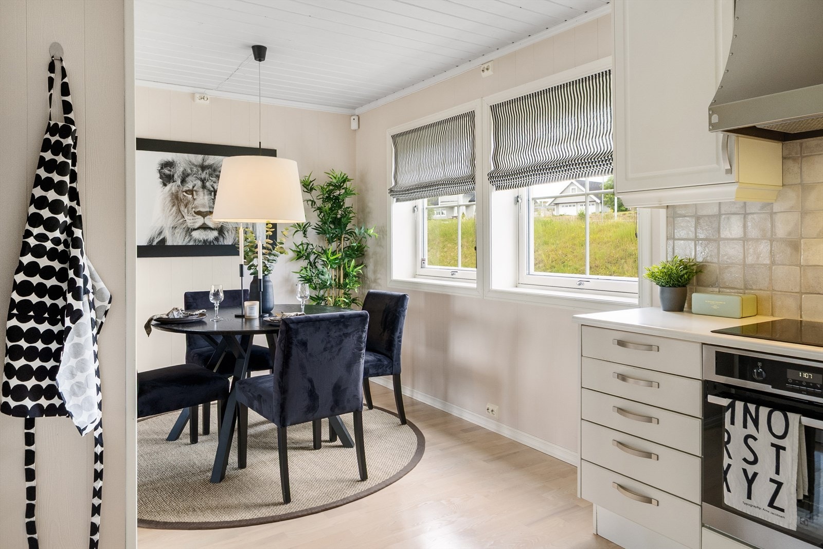 Plass til spisegruppe ved kjøkken i tillegg til spisestuen. Galleribilde