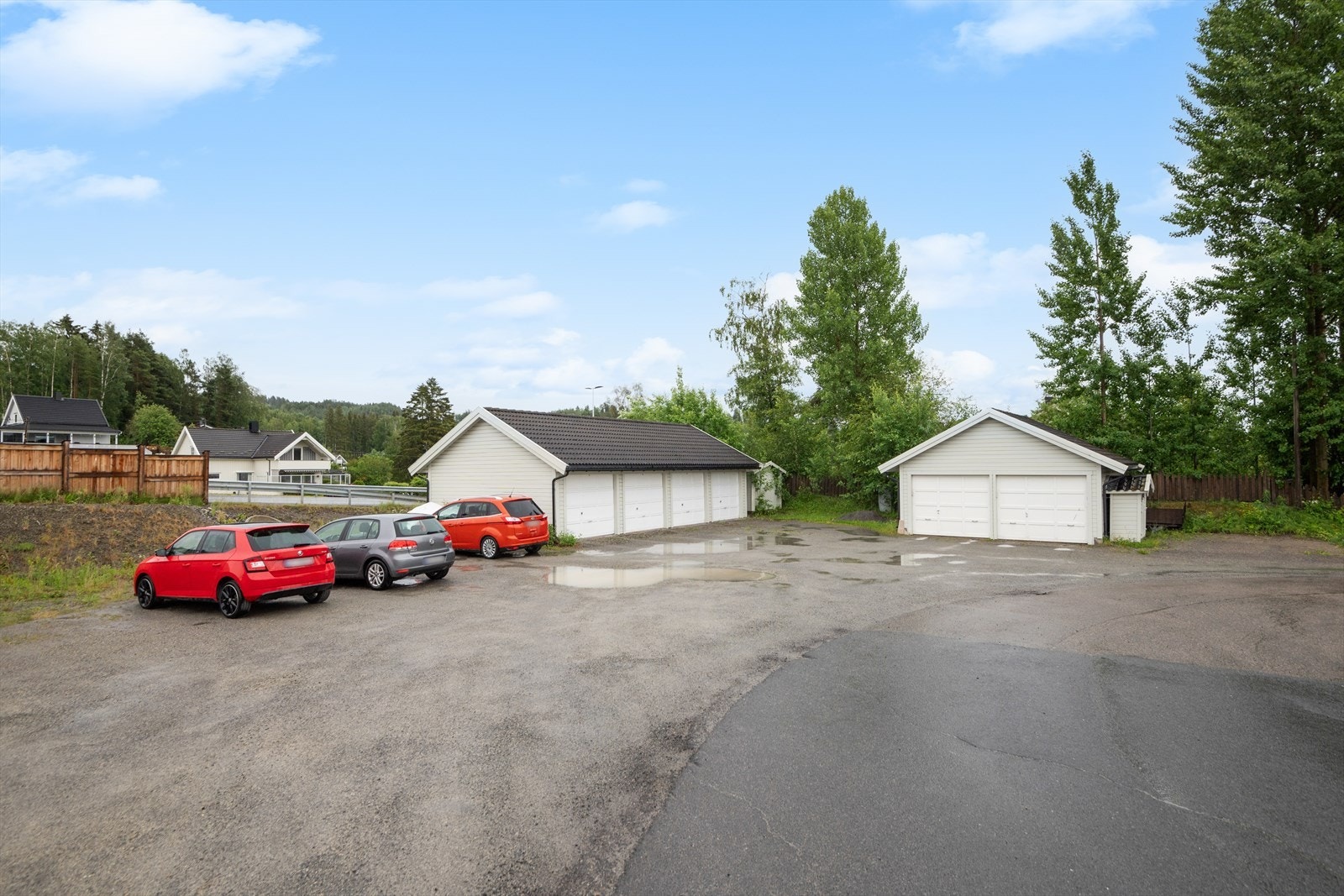 Garasjeplass i felles garasjeanlegg. Her er det satt inn portåpner og med montert el-billader. Galleribilde