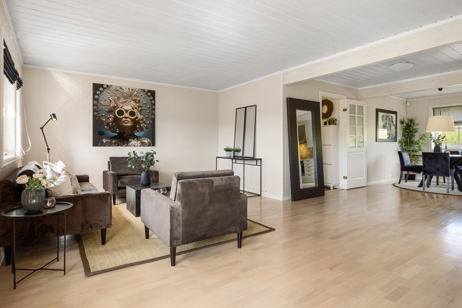 Stuens gode størrelse gir deg flere alternativer mtp. møblering. Varme i gulv i stue/kjøkken. Galleribilde