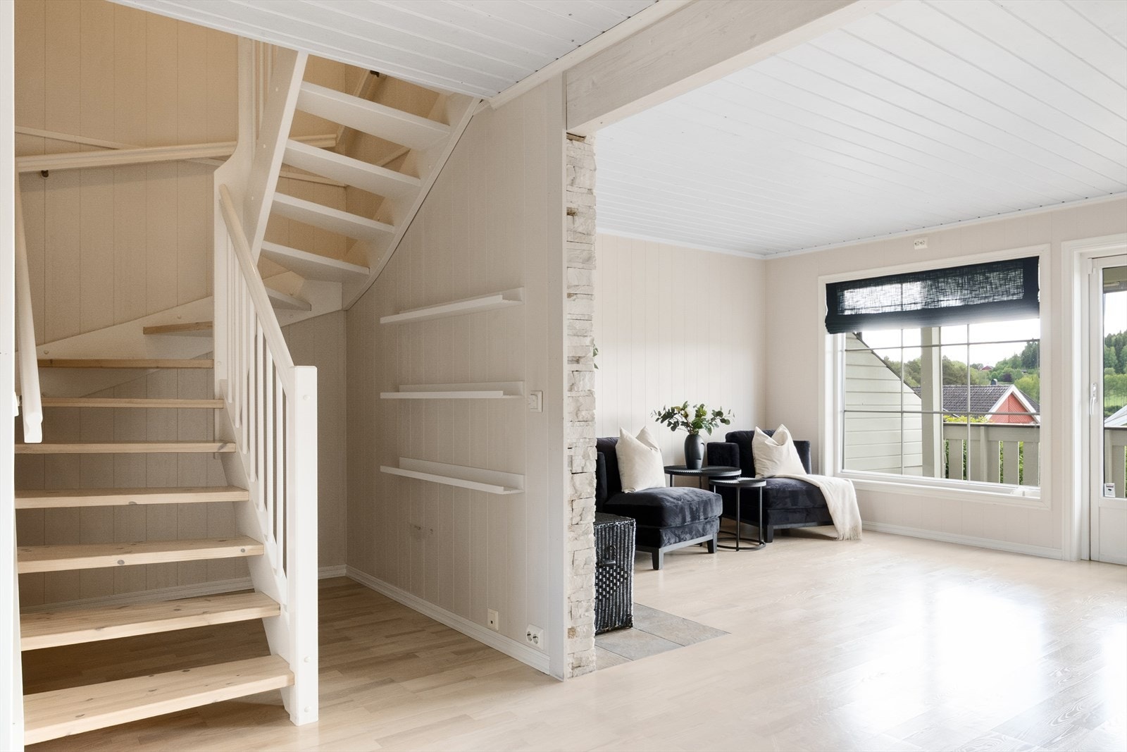 Trappeoppgang til 2. etasje. Galleribilde