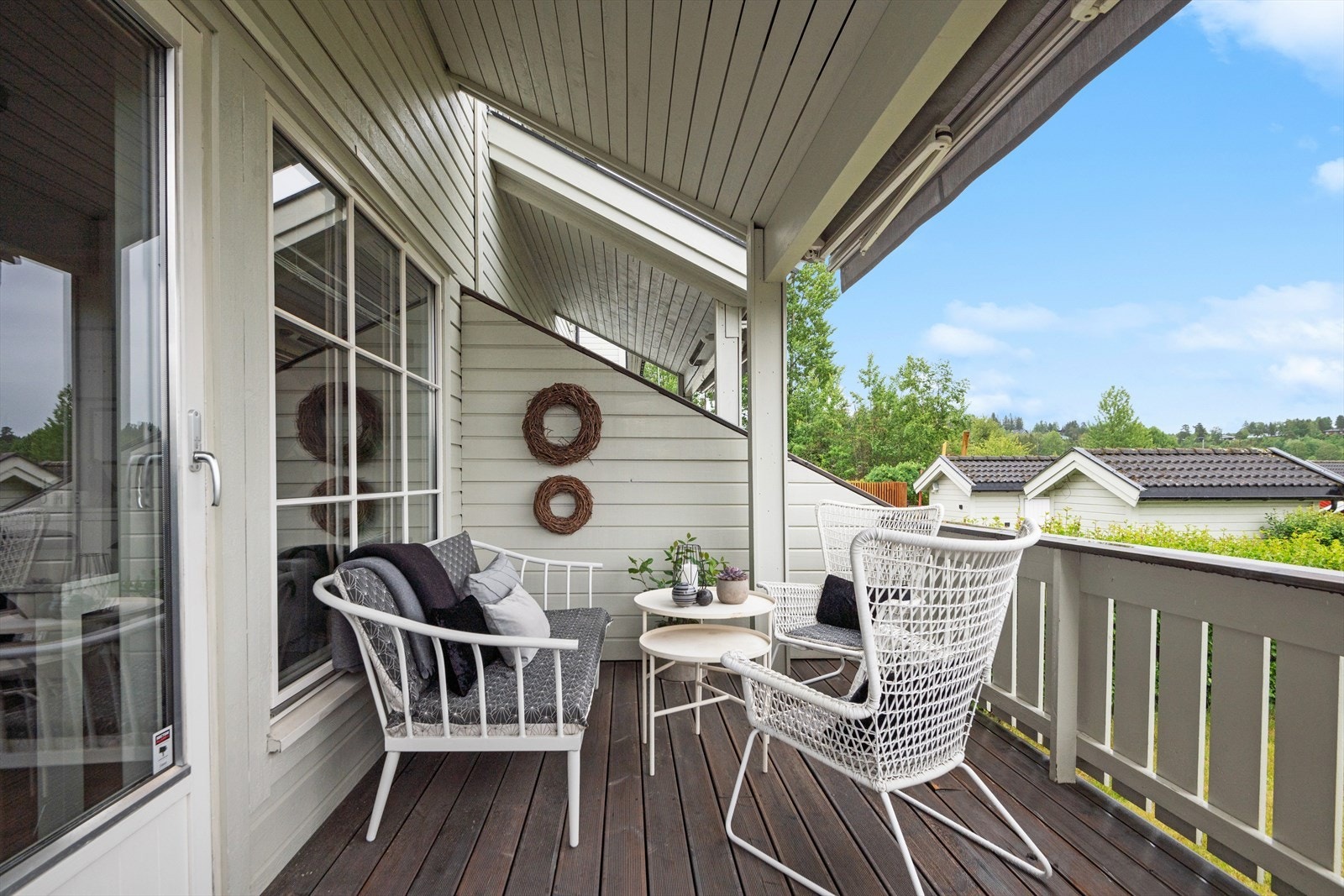 Fra stuen er det utgang til takoverbygd terrasse. Galleribilde