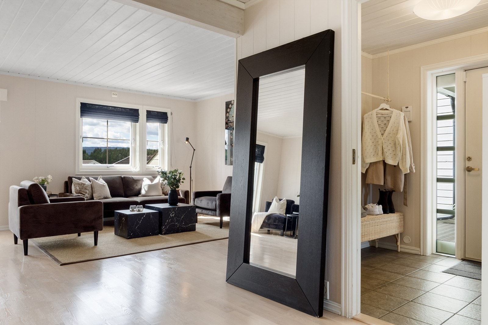 Velkommen inn i en romslig og lys bolig. Galleribilde