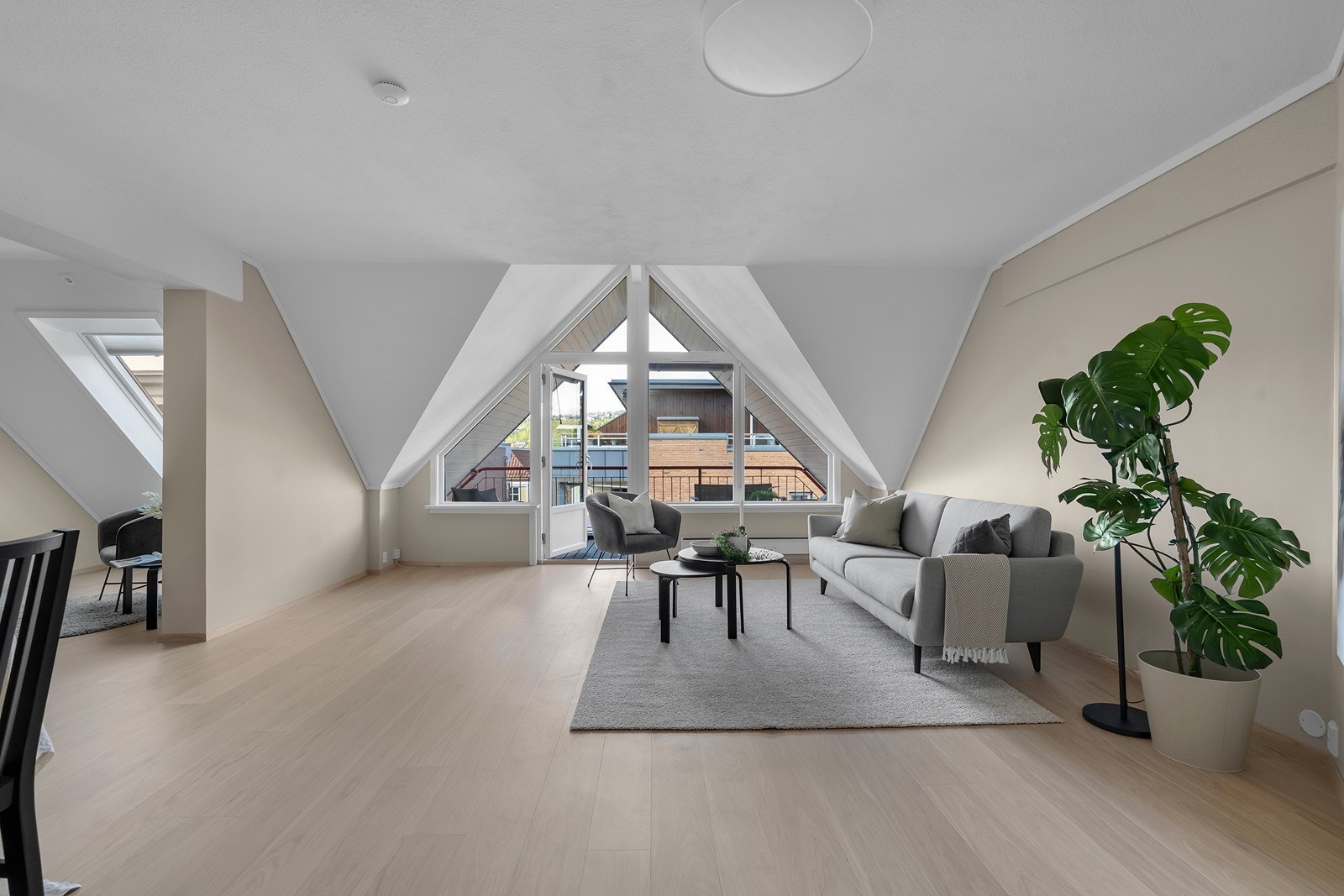 Flere store vinduer som gir mye naturlig lys. Galleribilde