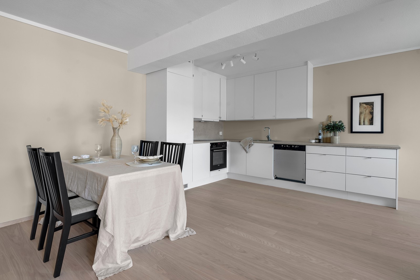 Kjøkken med innredning fra Elon (2025). God skap- og benkeplass. Galleribilde