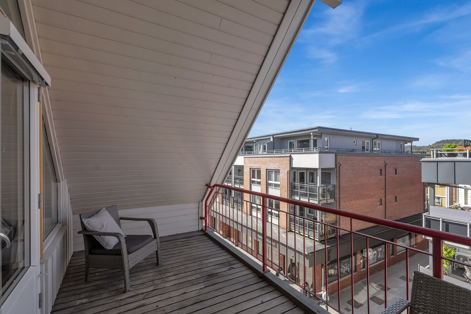 Overbygd terrasse med gode solforhold. Galleribilde