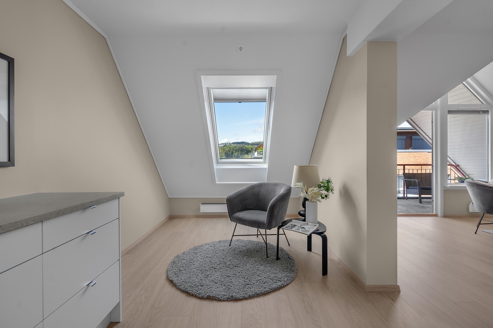 Plass til hyggelig spisegruppe ved vinduet. Galleribilde