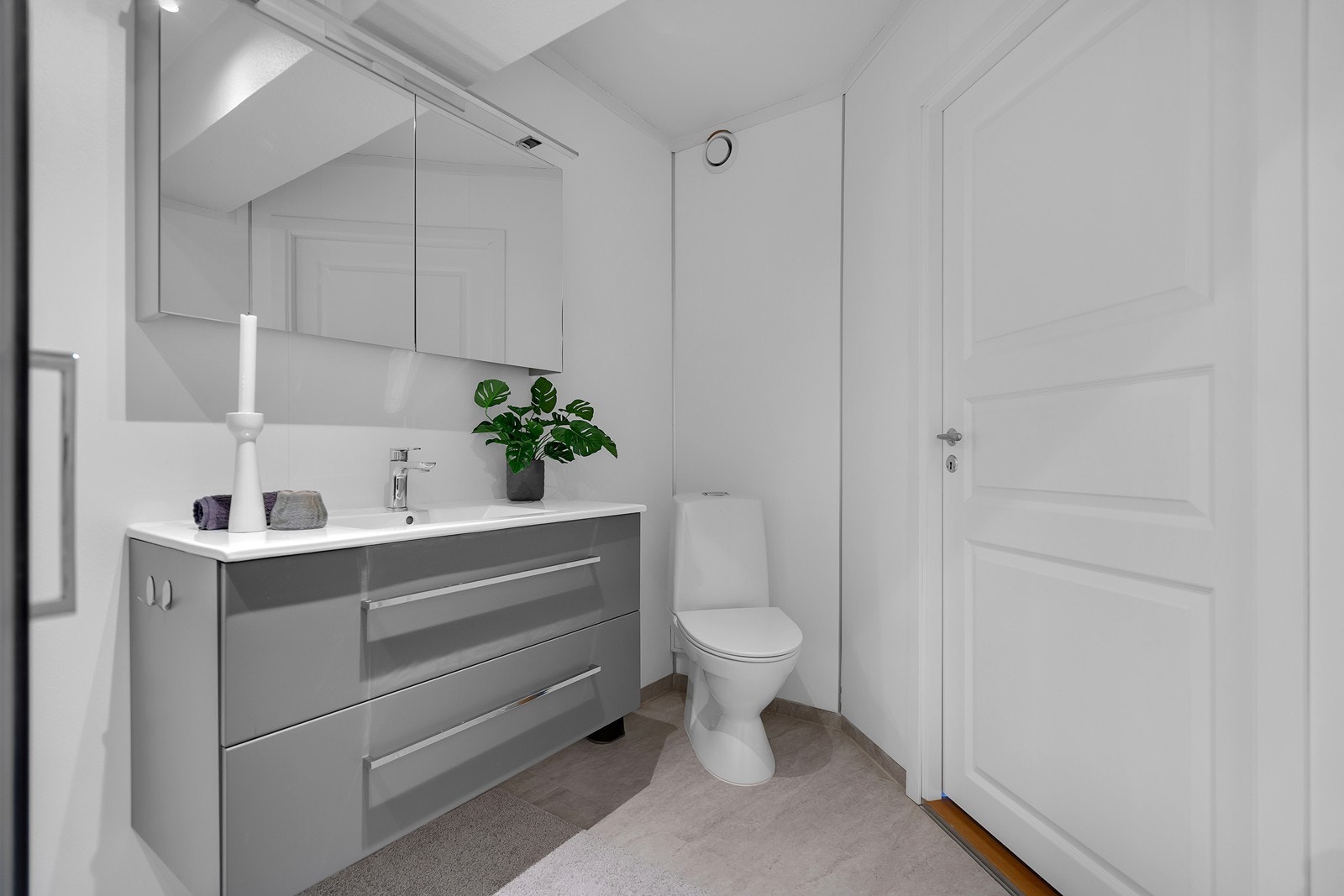 Flott bad/vaskerom som er pusset opp i 2020. Flislagt gulv med varme og våtromsplater på vegger. Galleribilde