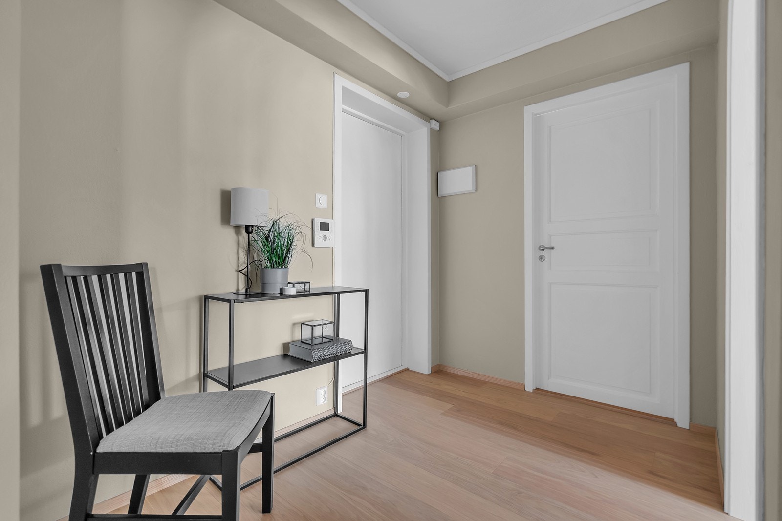 Velkommen inn! Entré/gang med med plass til å henge fra seg yttertøy og sko. Dørtelefon. Galleribilde