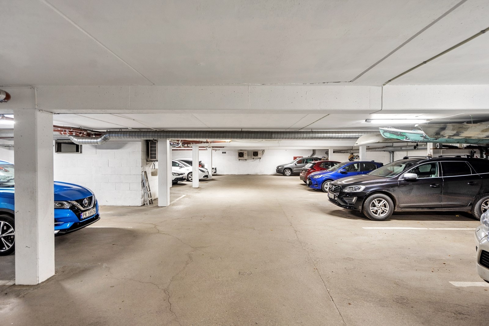 Bod og garasjeplass i lukket parkeringsanlegg med heis direkte opp til leilighetens etasje. Galleribilde