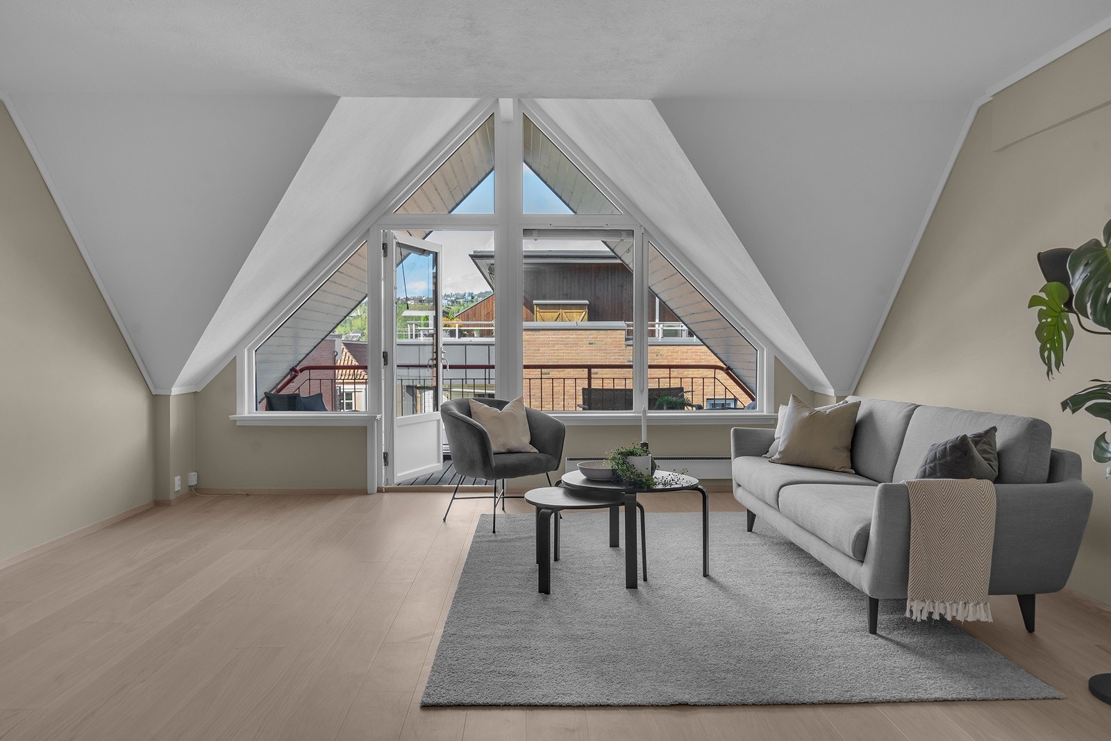 Fra stue/kjøkken har man utgang til terrasse. Galleribilde