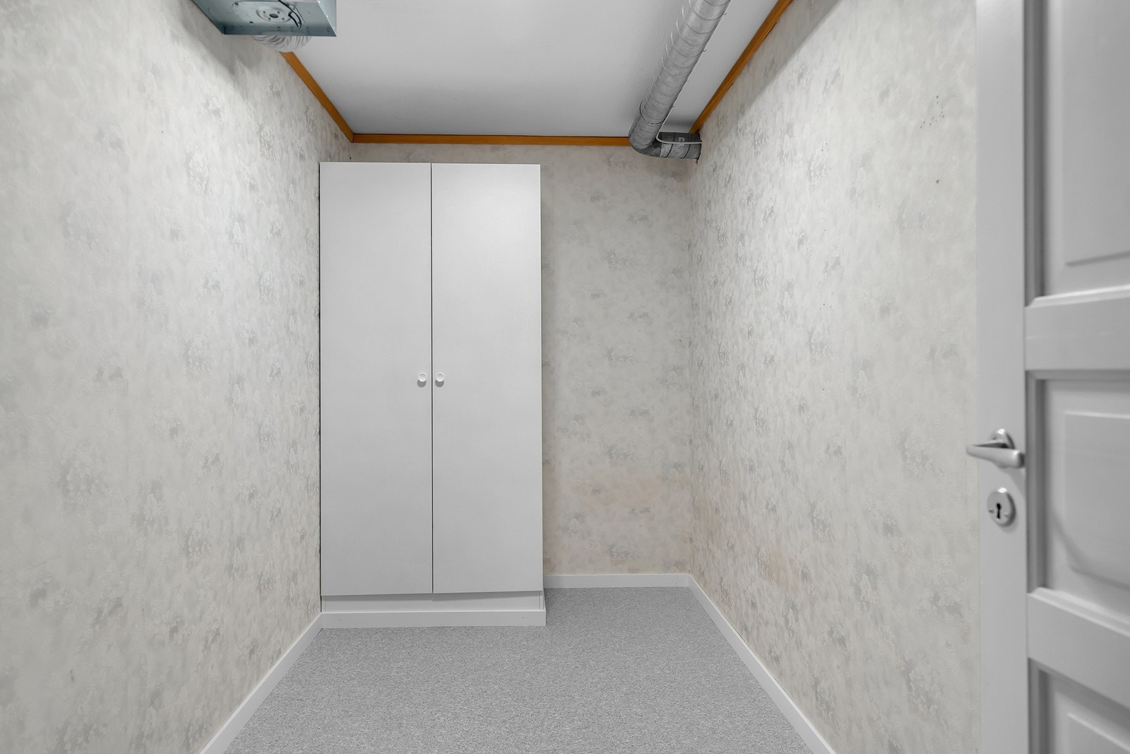 Romslig bod med gode lagringsmuligheter. Garderobeskap medfølger i handelen. Galleribilde