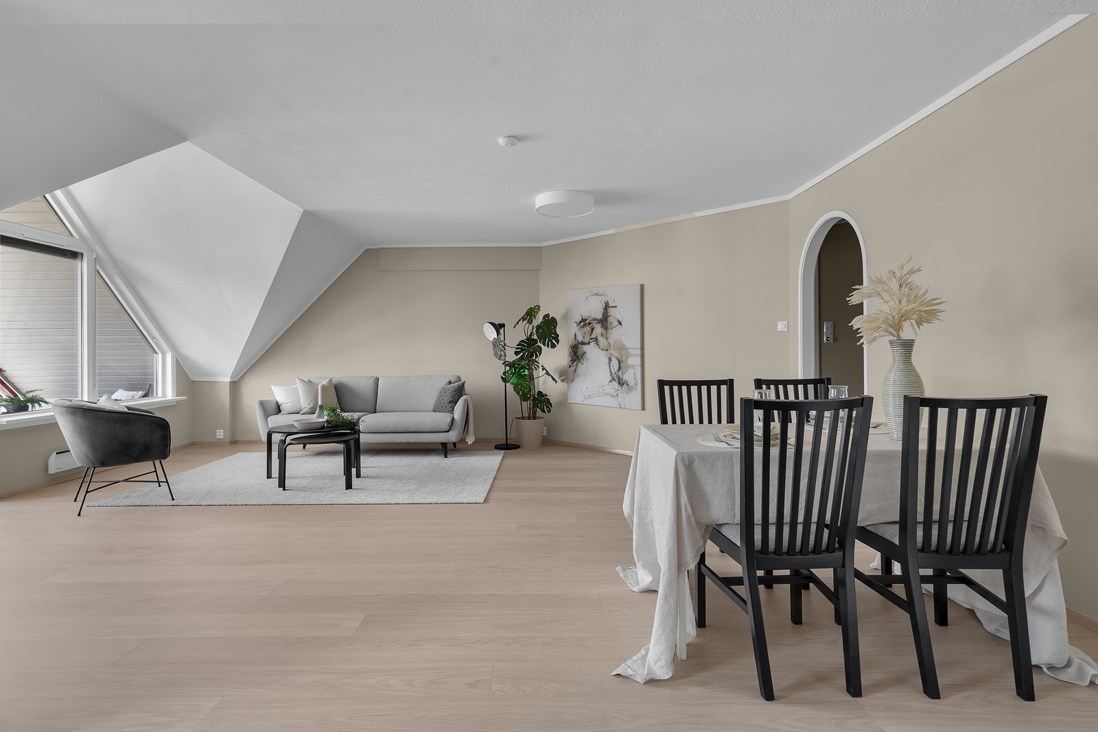 Åpen stue-/kjøkkenløsning i moderne fargevalg og med nytt gulv (herdet tre). Galleribilde