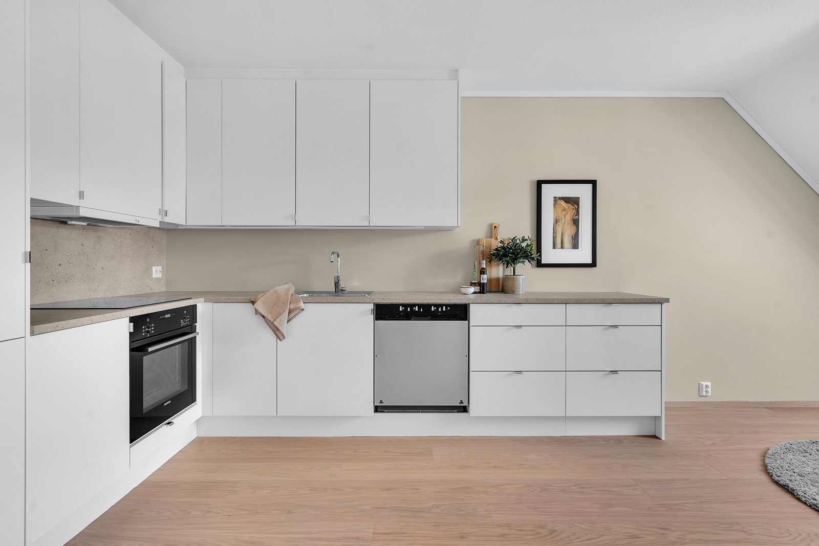 Integrert kjøleskap, platetopp, stekeovn og oppvaskmaskin som medfølger i handelen. Front til oppvaskmaskin blir satt på før overtakelse. Galleribilde