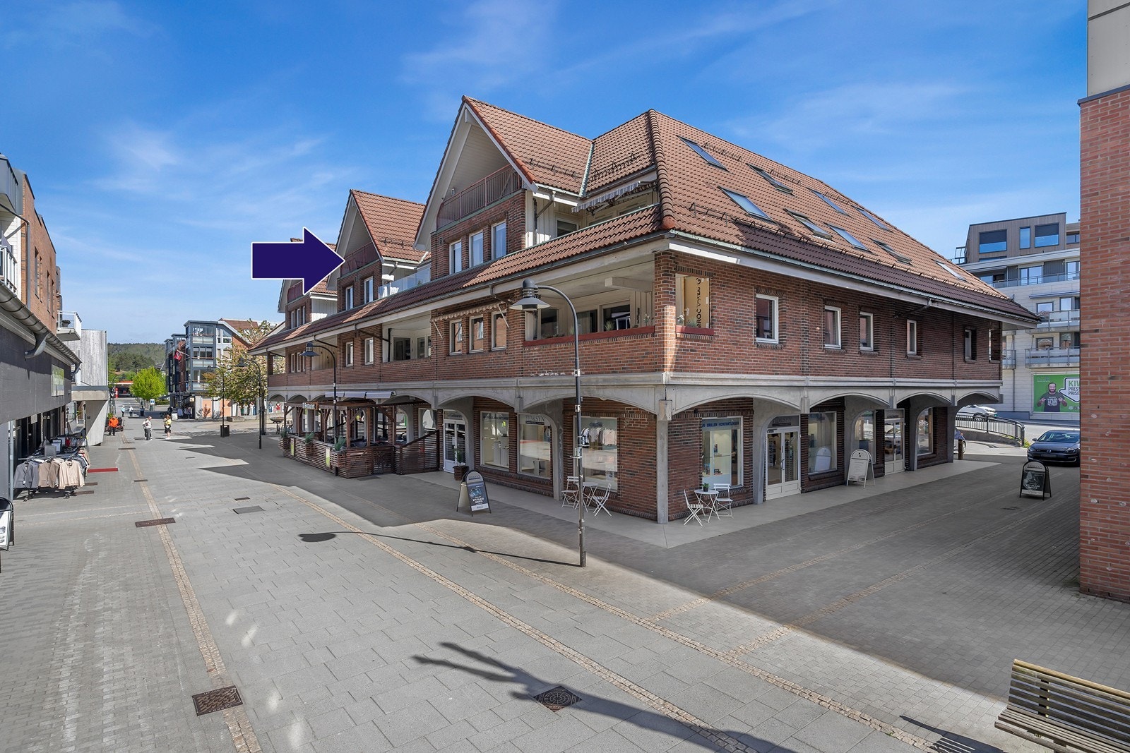 Selveierleilighet i toppetasjen med umiddelbar nærhet til alle fasiliteter. Galleribilde