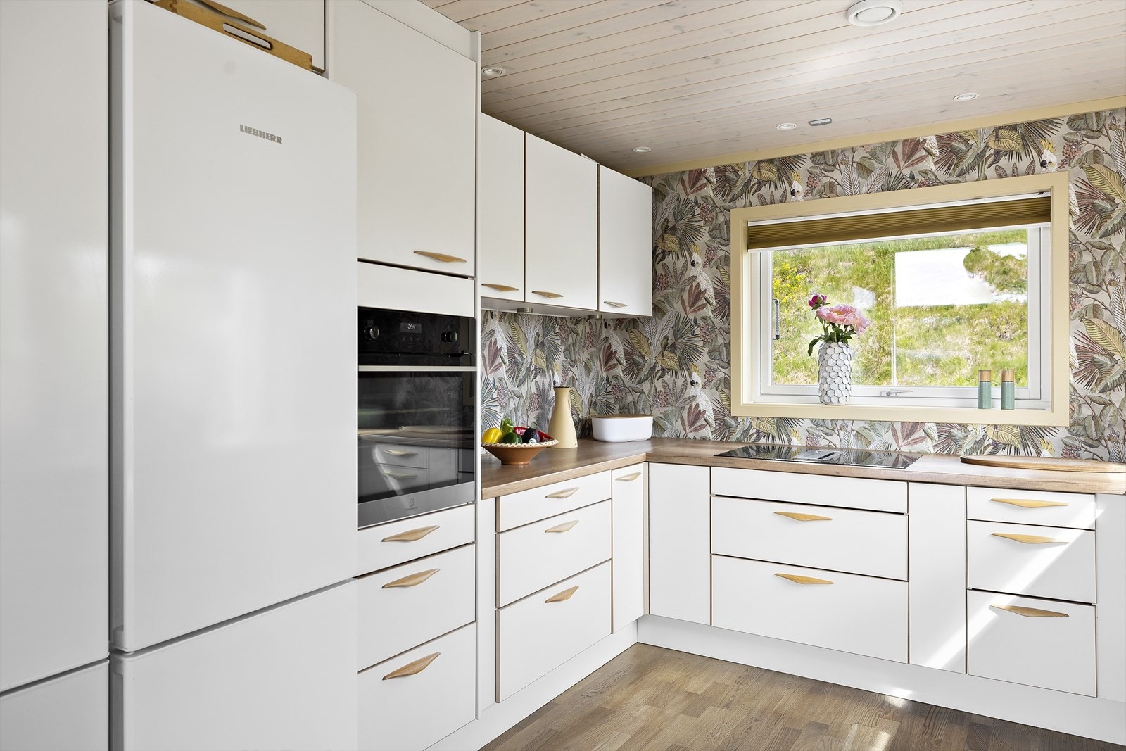 Dekorativ tapet på vegg gir en lun og god stemning til kjøkkenet Galleribilde