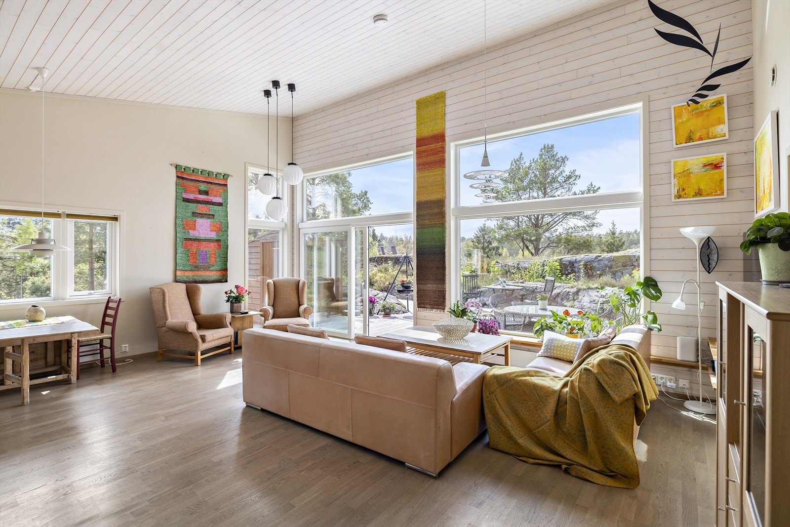 Stue, spisestue og kjøkken er i vinkel med delvis åpen løsning Galleribilde