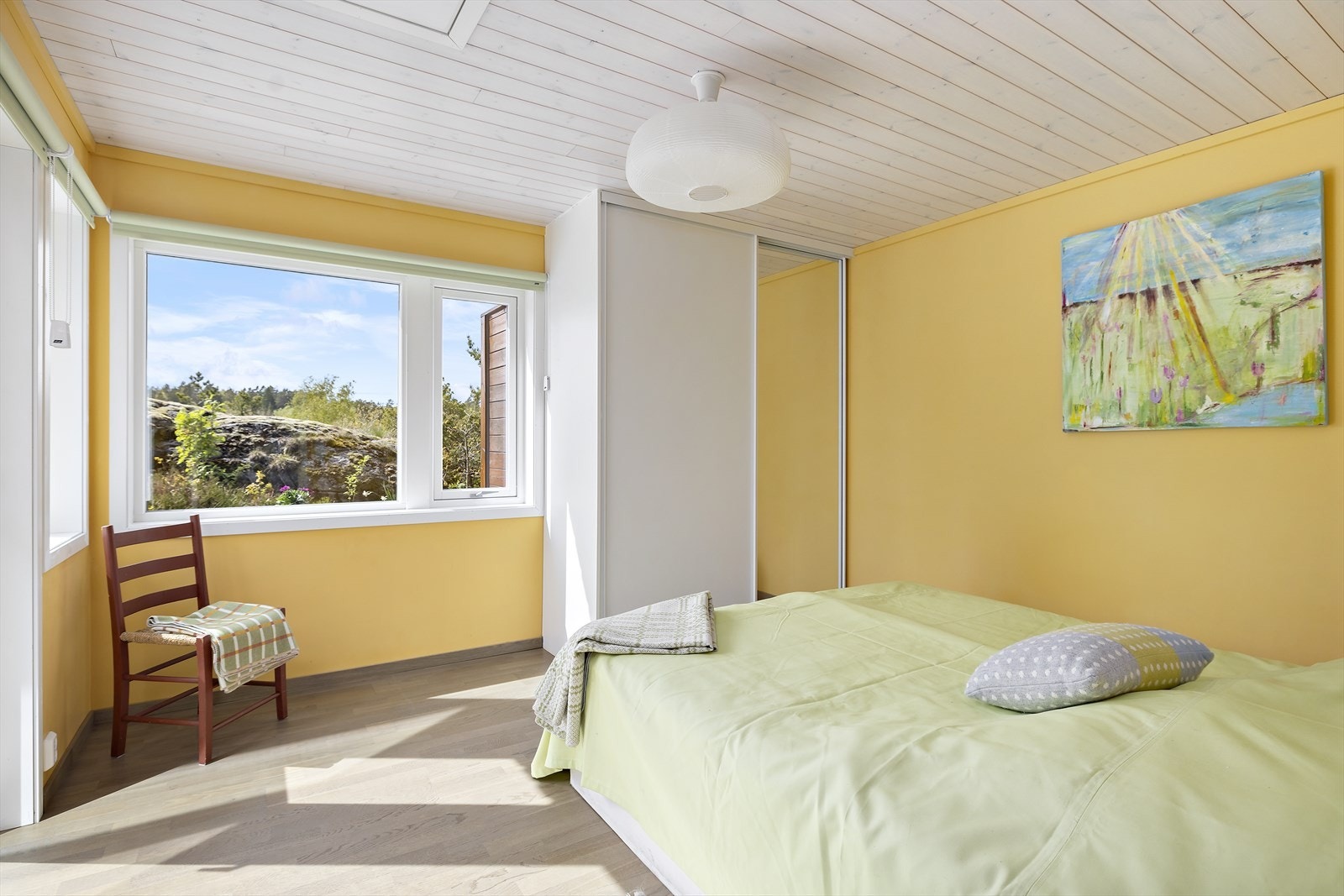 Hovedsoverom - med praktisk skyvedørsgarderobe Galleribilde