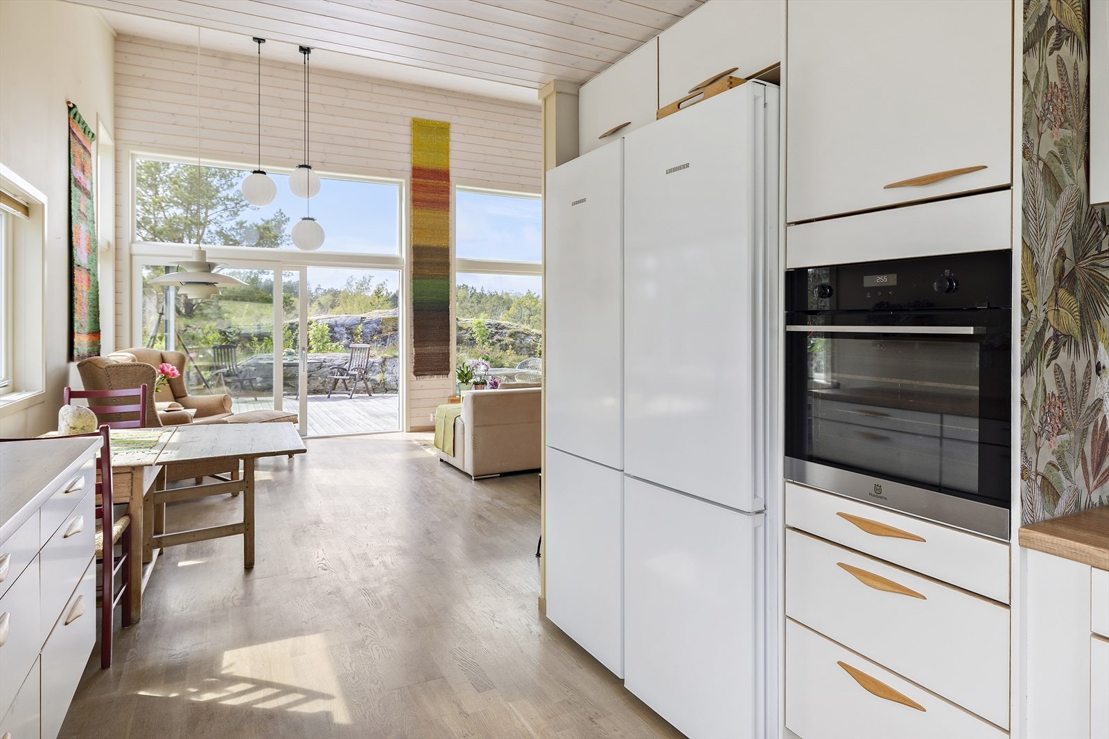 Fra kjøkken mot spisestue og stue Galleribilde