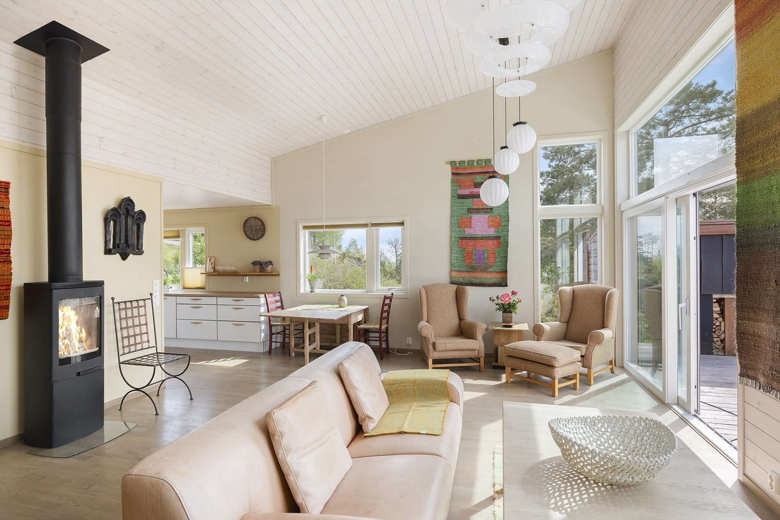 Peisovn med glassfelt sørger for god oppvarming og hyggelig stemning. Galleribilde