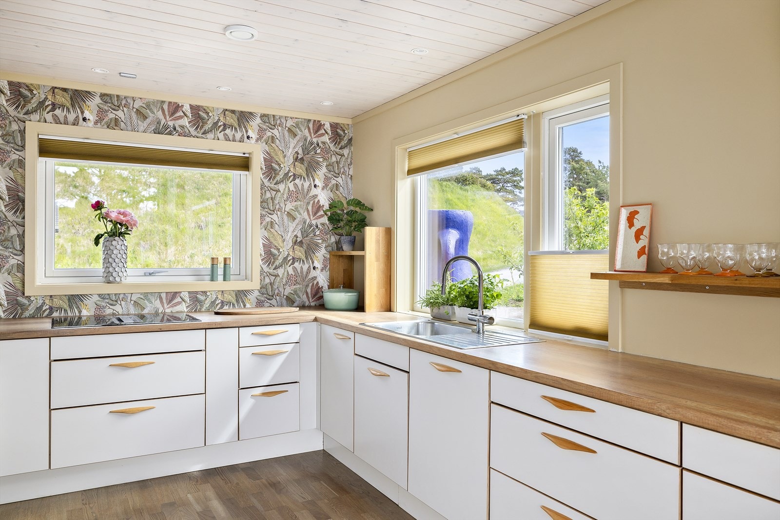 Integrerte hvitevarer som stekeovn, platetopp med integrert ventilator og oppvaskmaskin medfølger Galleribilde