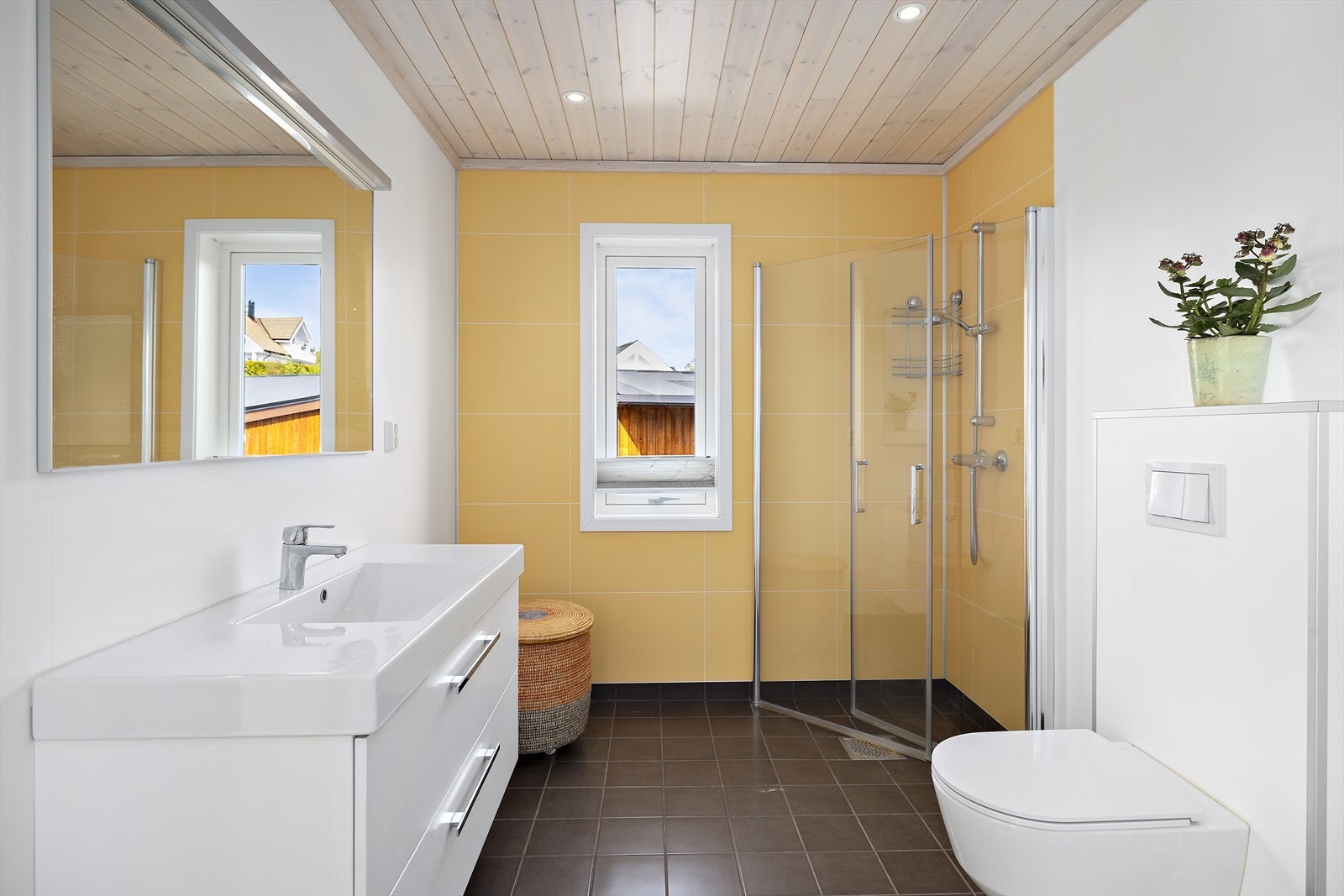 Smakfullt baderom med fliser og varme i gulv, baderomsplater på vegger Galleribilde