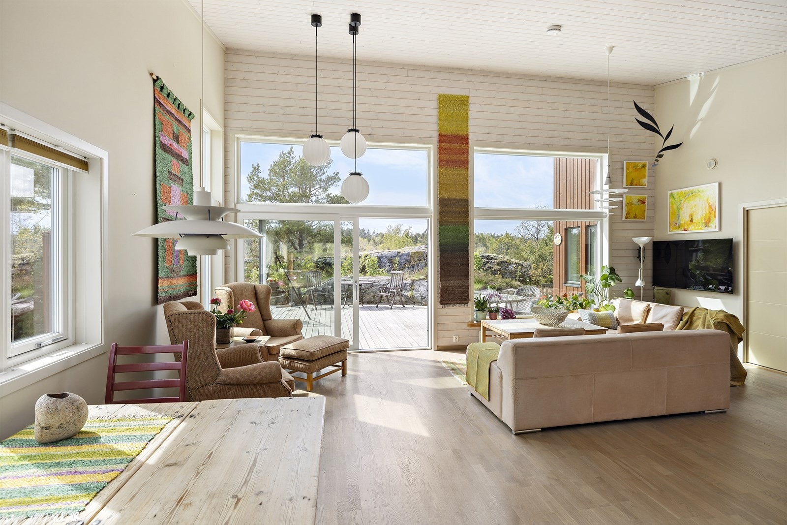 Lys og åpen stue med utgang til solrik terrasse Galleribilde