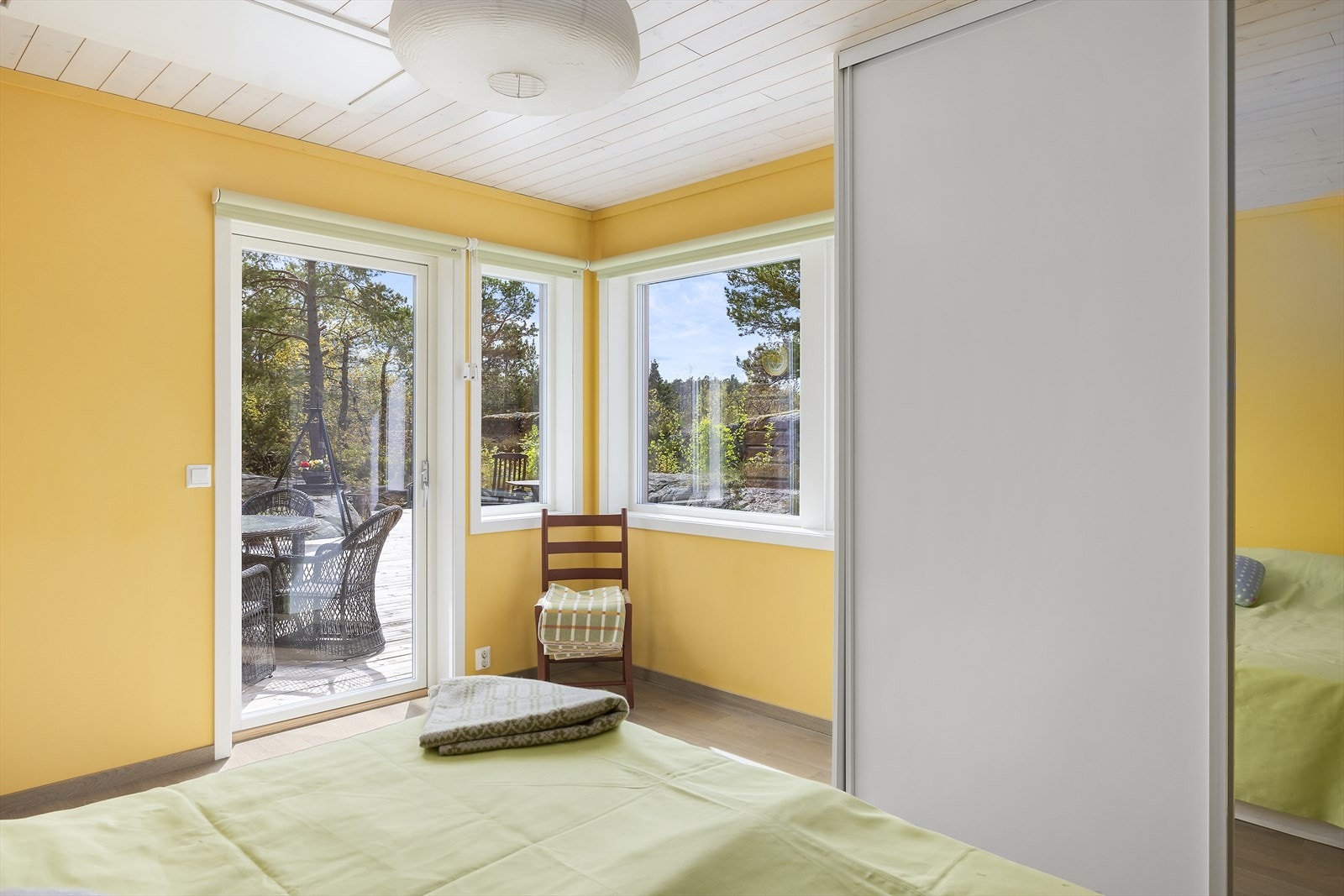 Fra hovedsoverommet er det utgang til terrassen. Det er utvendig dusj ute på terrassen ved hovedsoverommet. Galleribilde