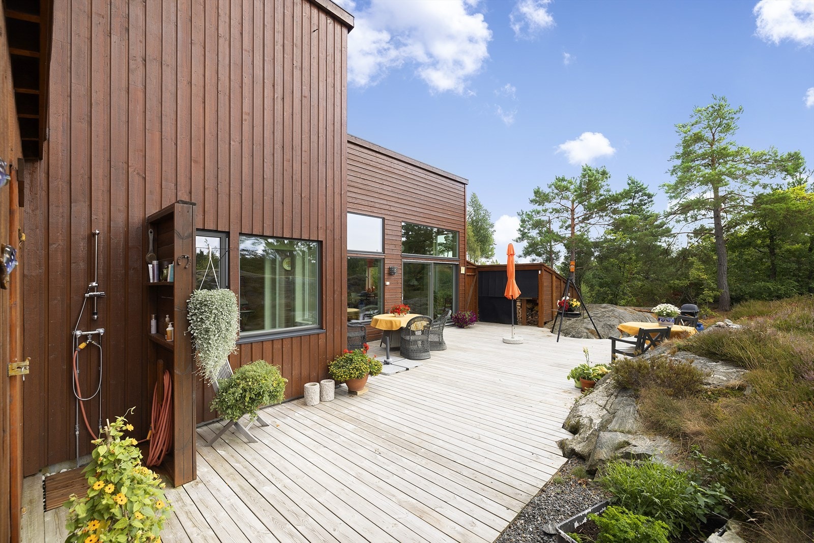 På terrassen er det egen dusjnisje med vegghengt utedusj. Galleribilde