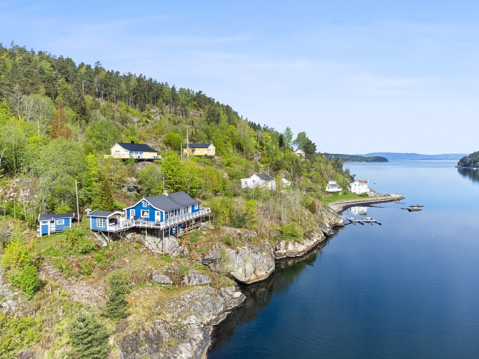 Hyttefelt på Knardal med skogen som nærmeste nabo. Galleribilde