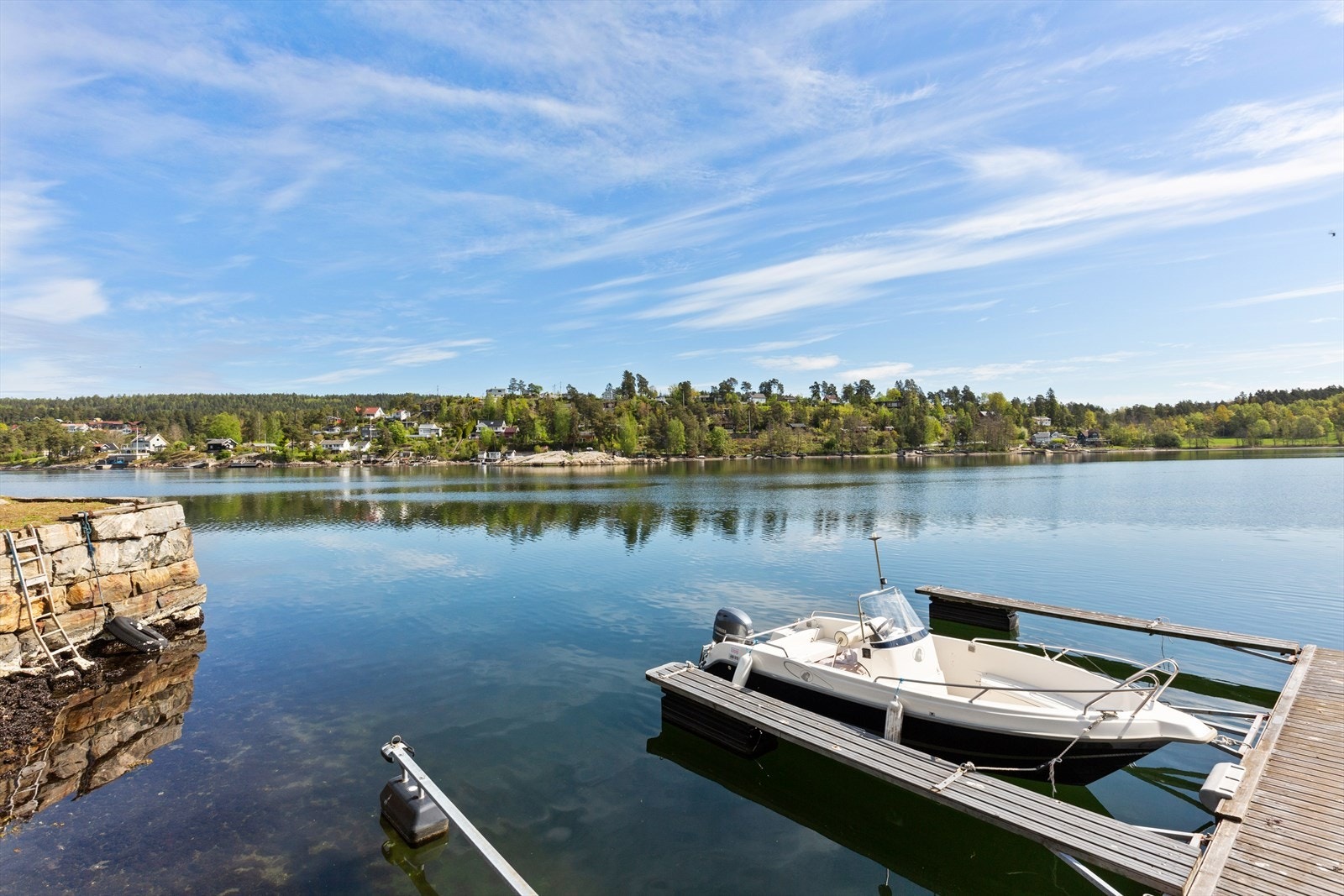 Privat brygge med plass til båt og vannsport. Galleribilde