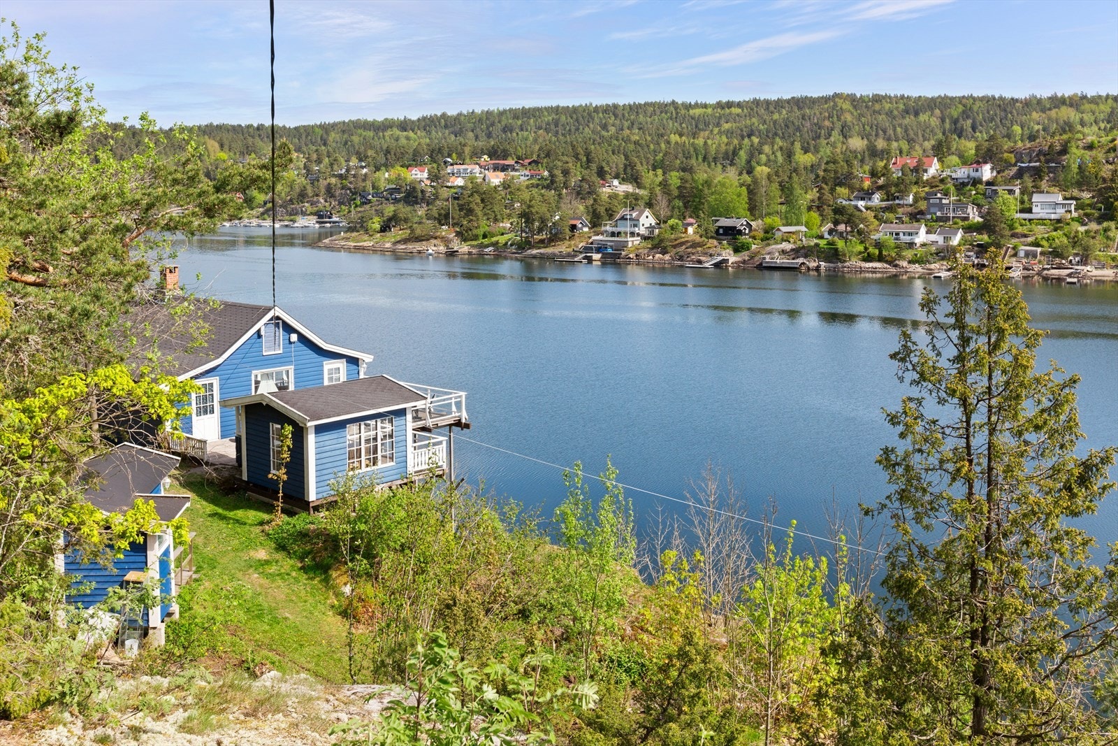 Koselig hytte med terrasse for avslapning ved vannet. Galleribilde