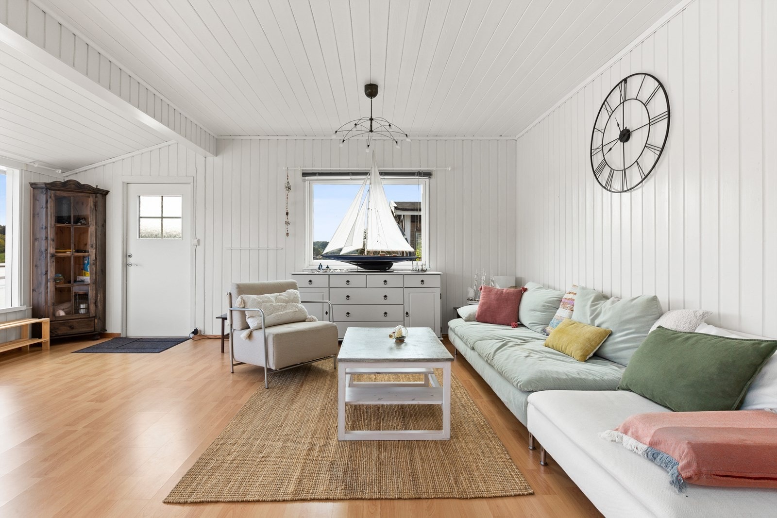 Komfortabel stue med store vinduer som slipper inn naturlig lys. Galleribilde