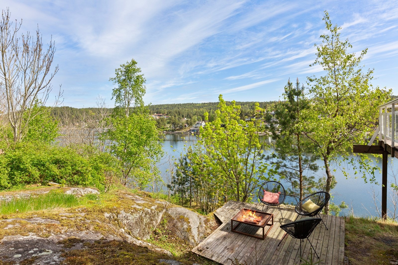 Uteplass med ildsted for koselige kvelder utendørs. Galleribilde