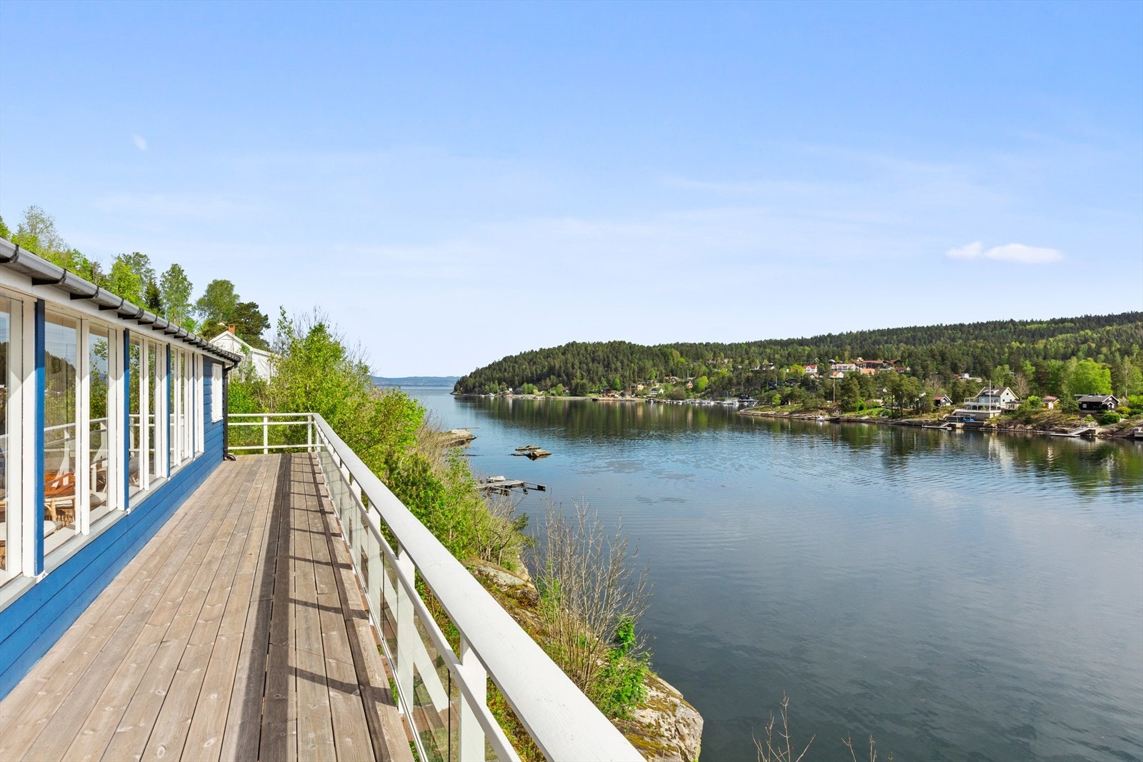 Langsiden av terrassen gir god plass til aktiviteter. Galleribilde