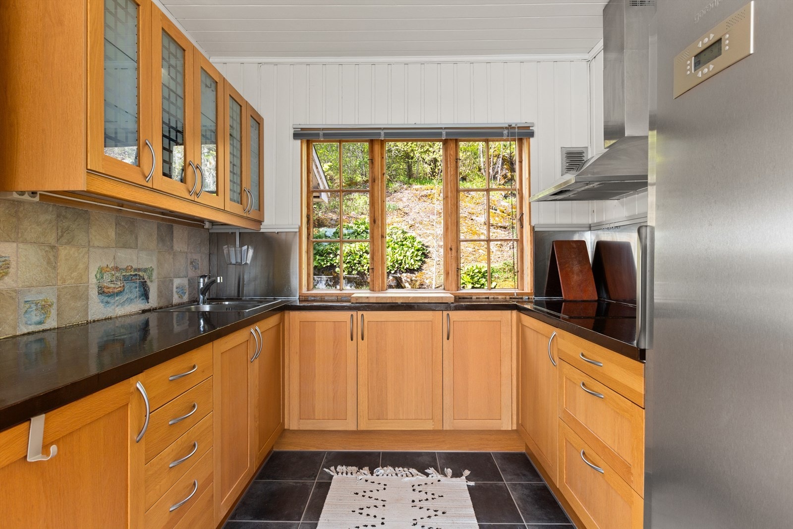 Praktisk kjøkken med rikelig skapplass og benkeplass. Galleribilde