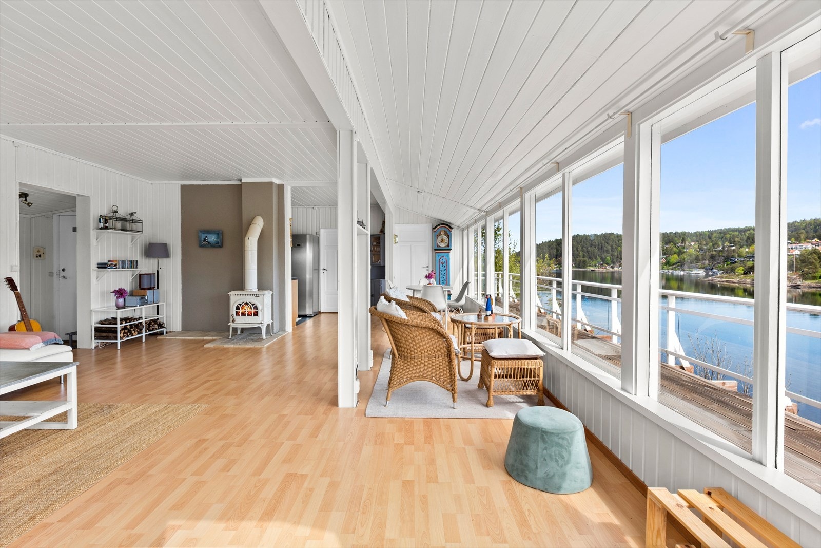 Lys stue med store vinduer og god plass til møbler. Galleribilde