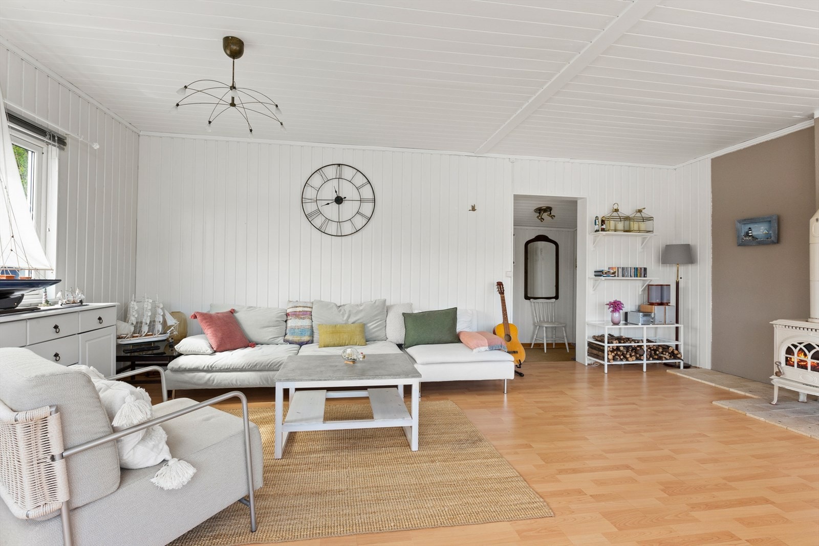 Stue med plass til avslapping og familietid. Galleribilde