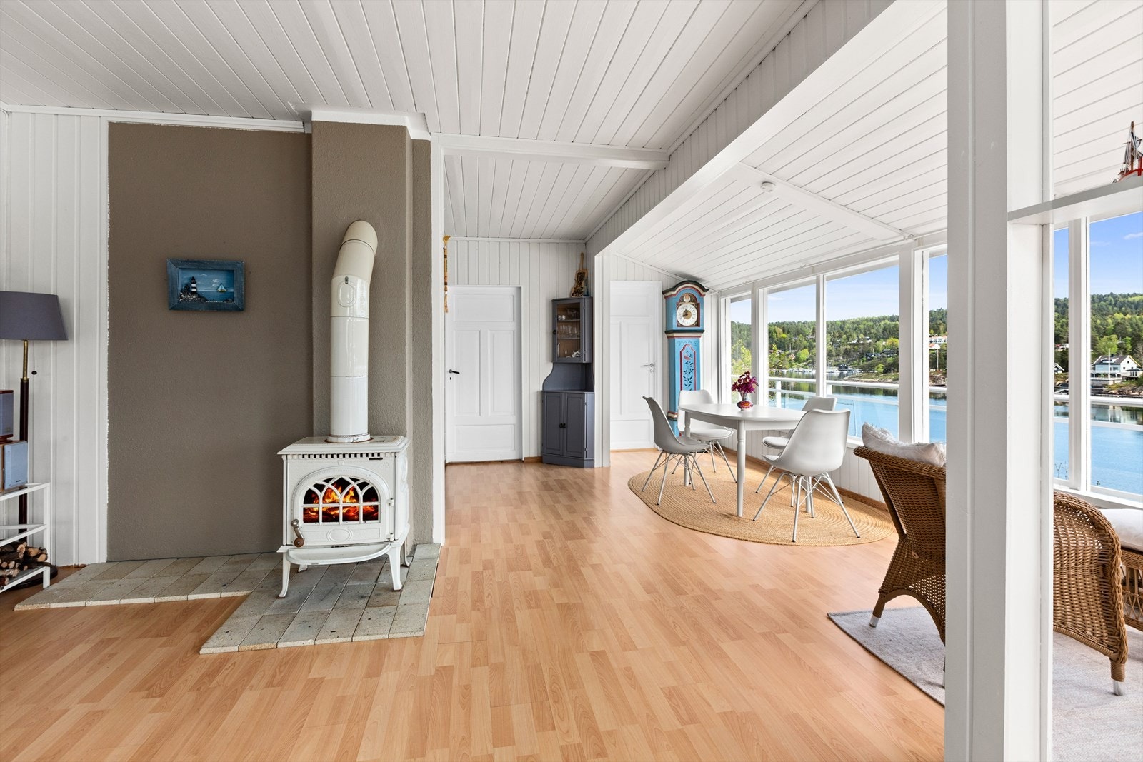 Koselig vedovn skaper en varm atmosfære i stuen. Galleribilde