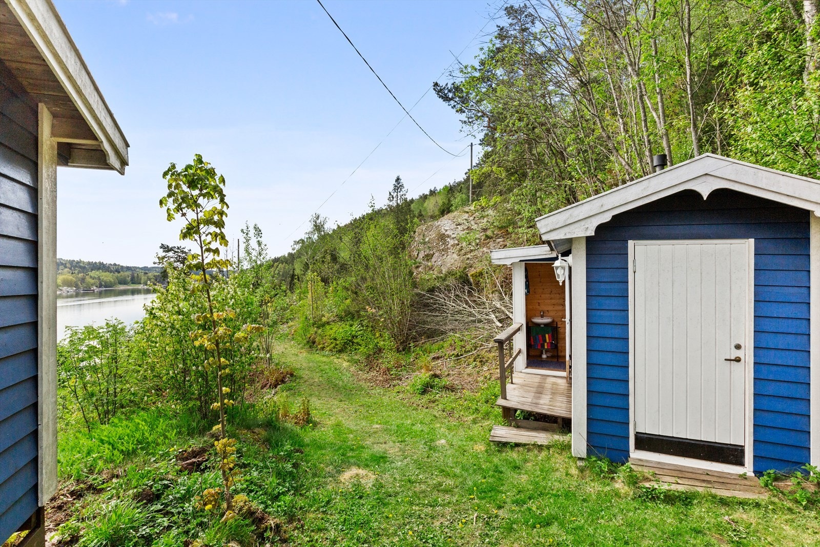 Praktisk bod for lagring av utstyr og hageverktøy. Galleribilde