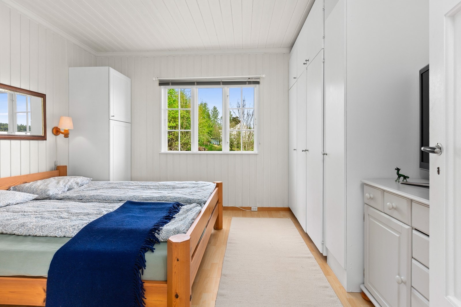 Hovedsoverom med rikelig skapplass for oppbevaring. Galleribilde