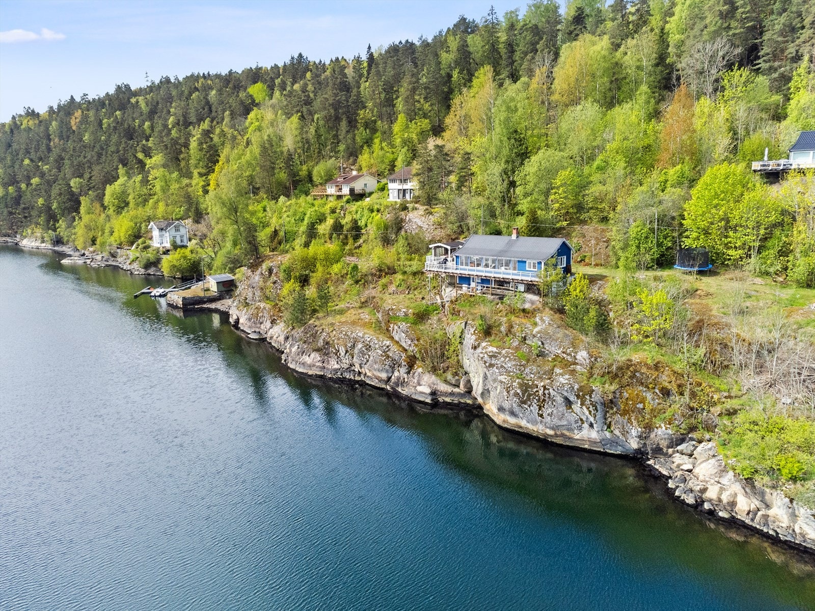 Eiendom med stor tomt omgitt av frodig natur. Galleribilde