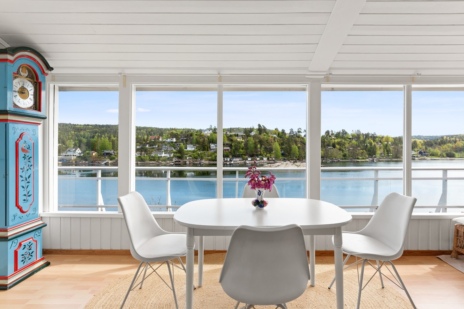 Lys spisestue med plass til familie og venner. Galleribilde