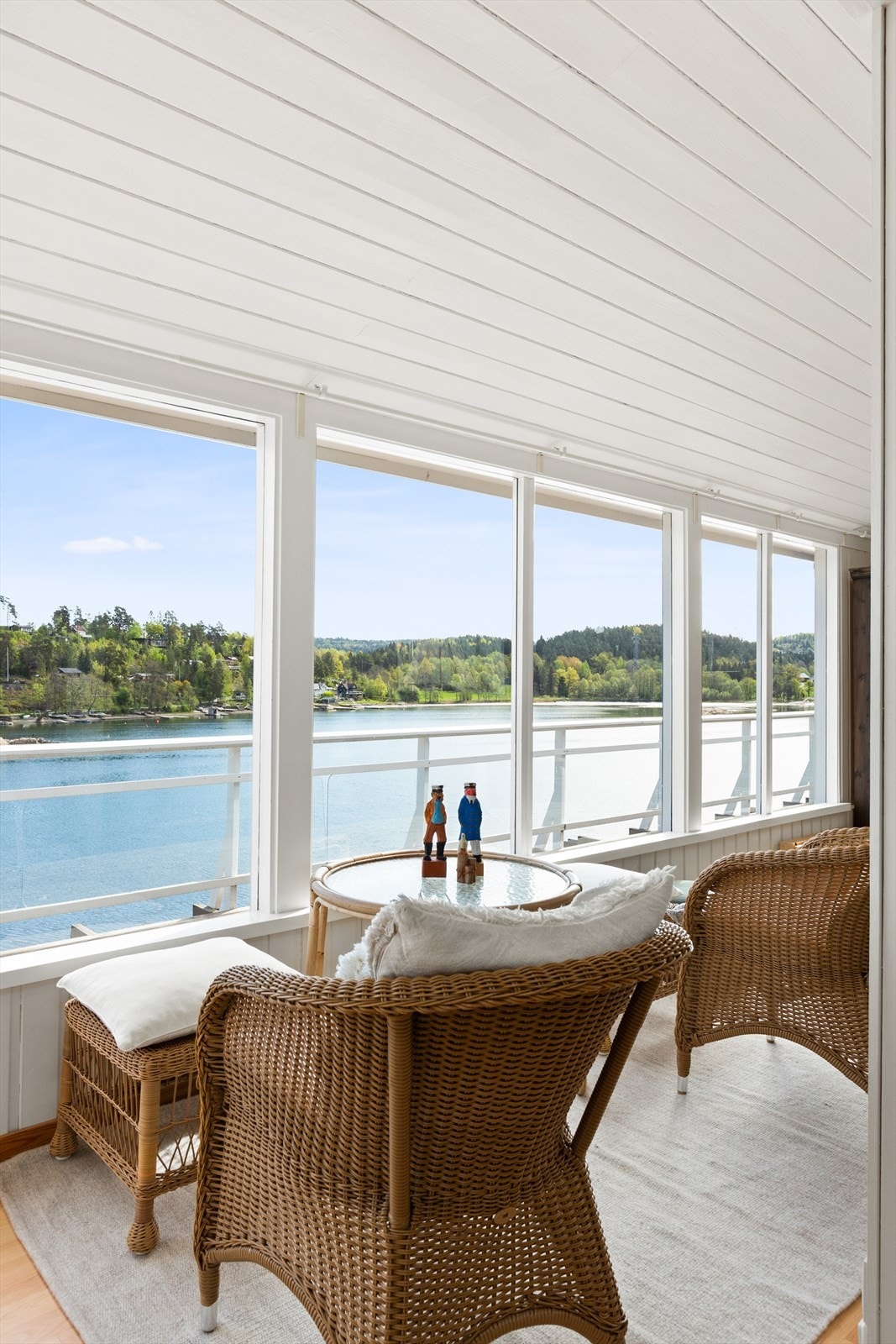 Lun sittegruppe ved store vinduer for avslapning. Galleribilde