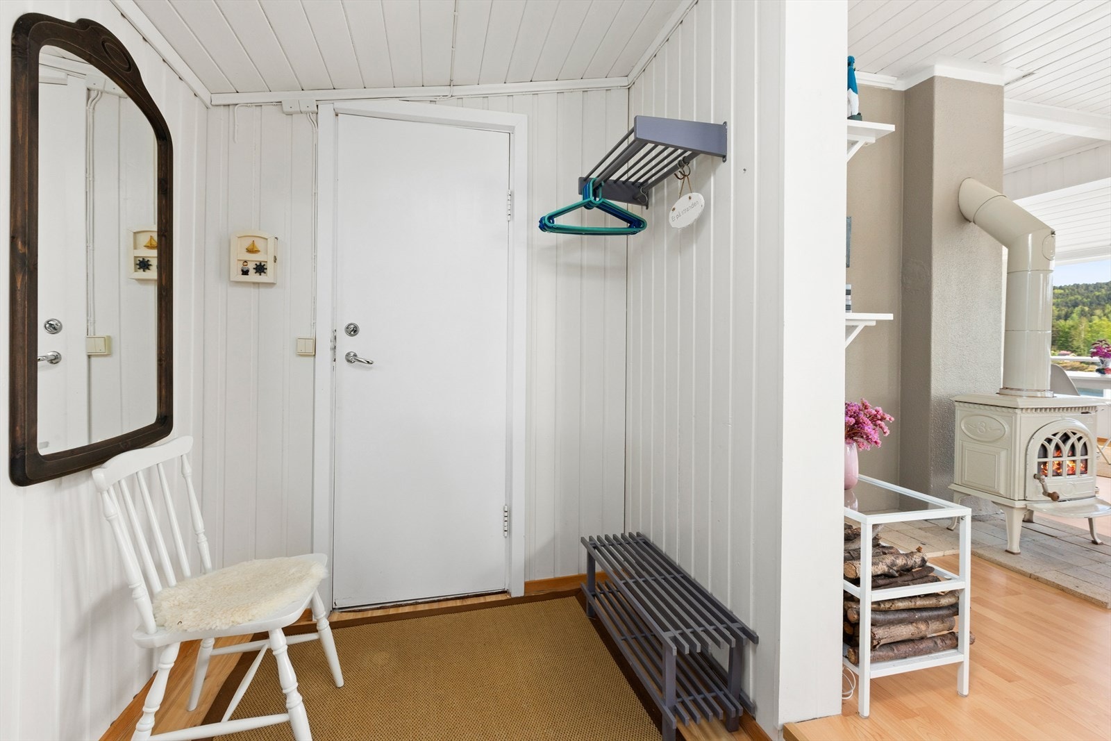 Inngangsparti med plass til oppbevaring av yttertøy. Galleribilde