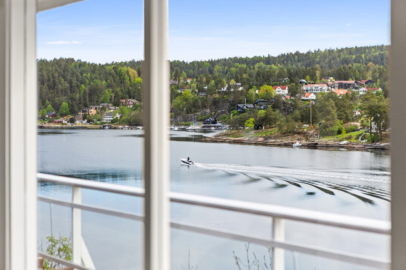 Store vinduer gir rommet en luftig følelse. Galleribilde