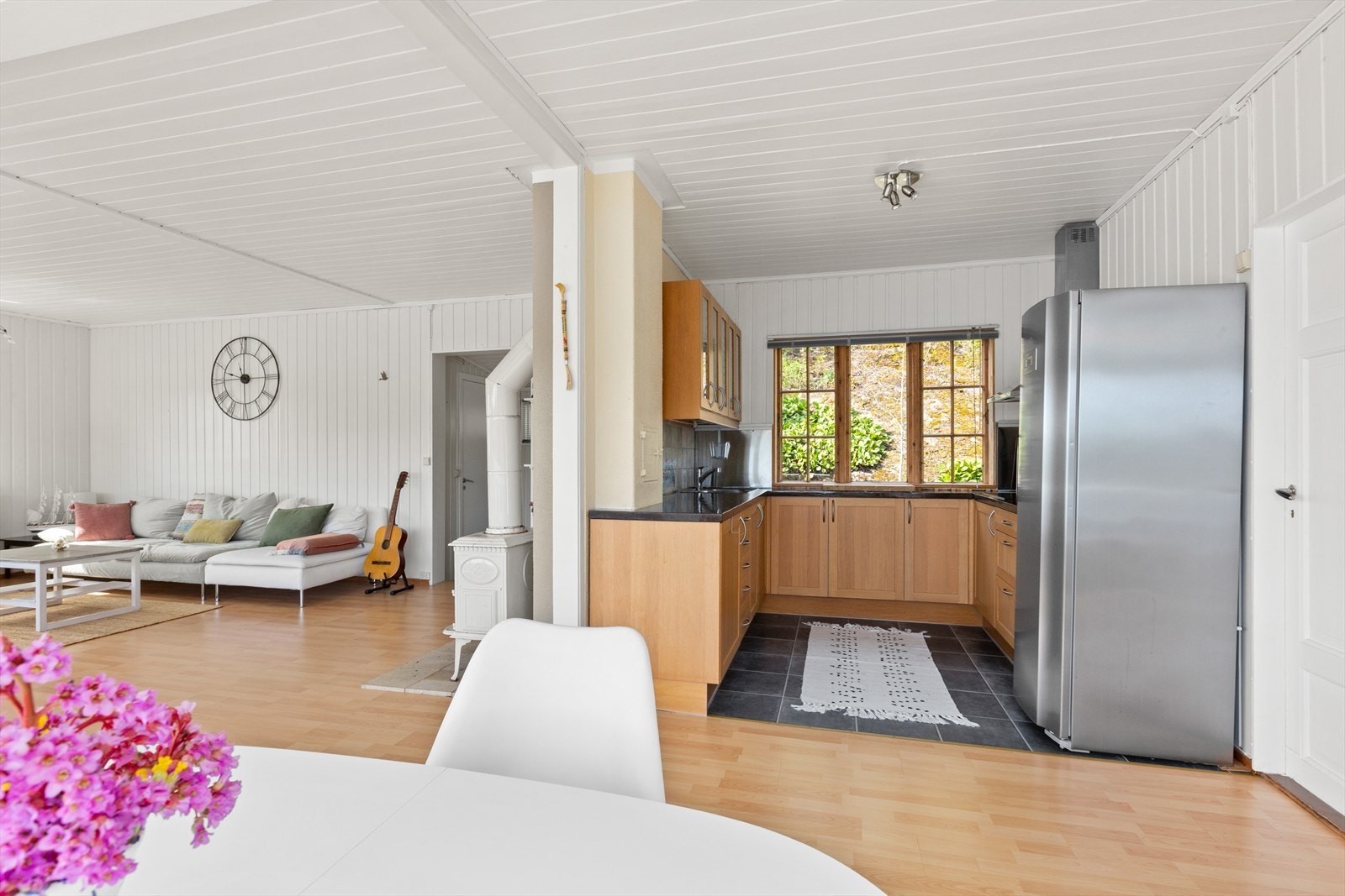 Kjøkken med moderne hvitevarer og stor kjøleskap. Galleribilde