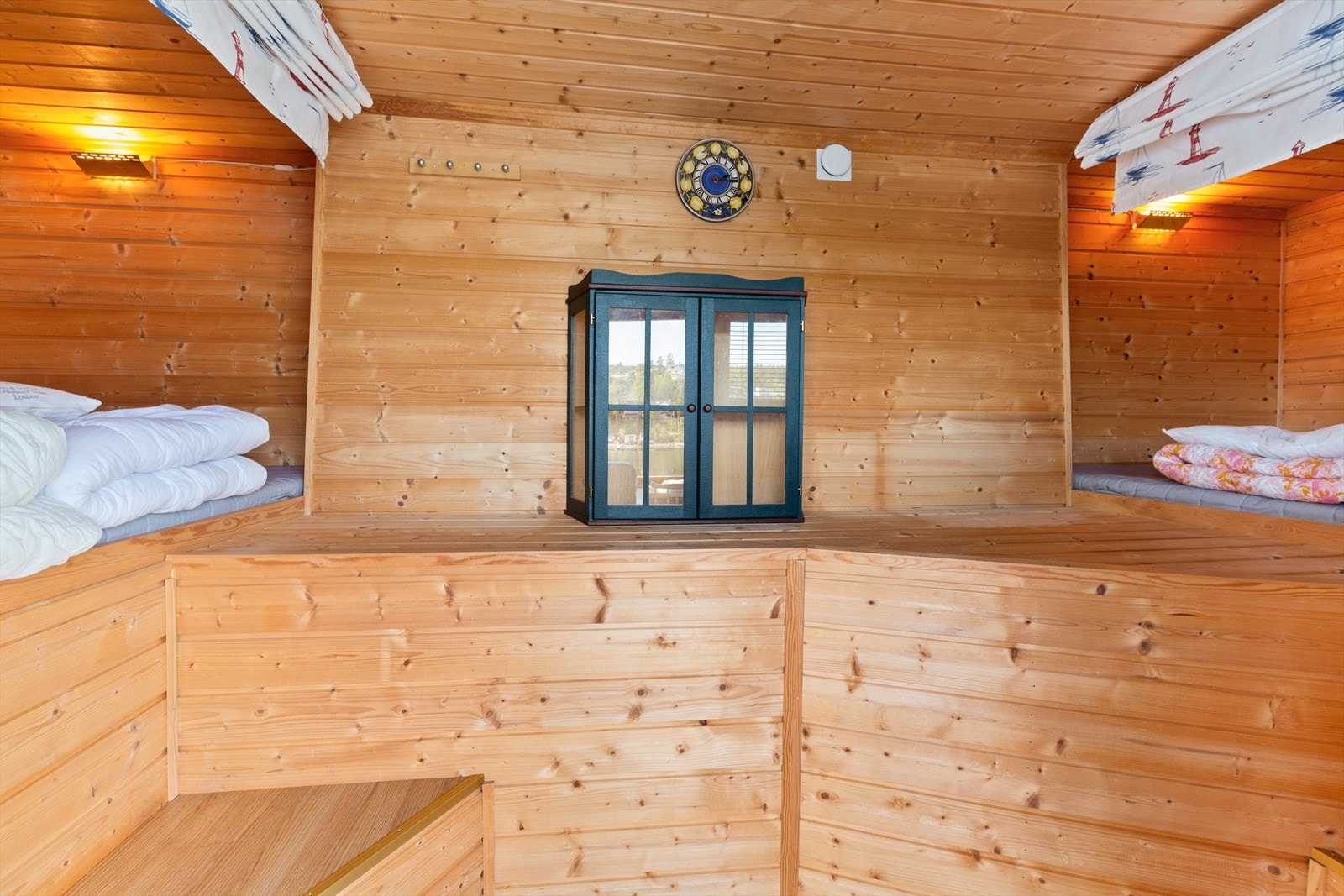 Sovealkove med plass til flere senger for gjester. Galleribilde