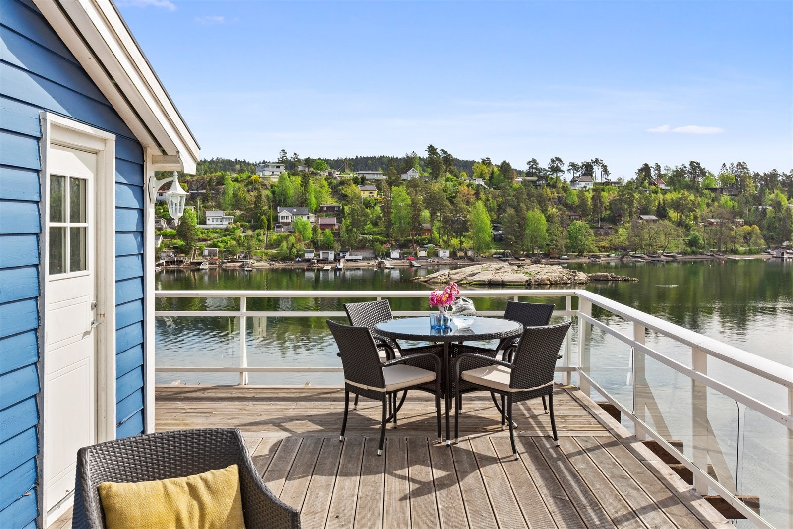 Terrasse med spiseplass for utendørs måltider. Galleribilde