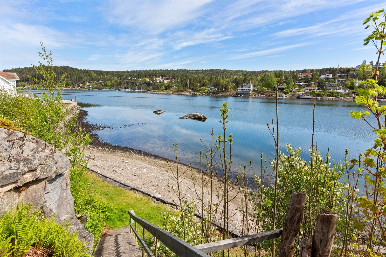 Steintrapp ned til strandlinjen for enkel adgang til vannet. Galleribilde